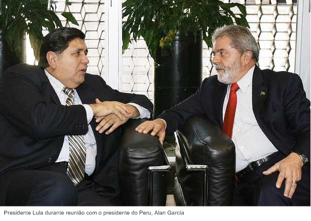 Presidente Lula durante reunião com o presidente do Peru, Alan García.