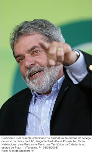 Presidente Lula durante solenidade de assinatura de ordens de serviço de início de obras do PAC.