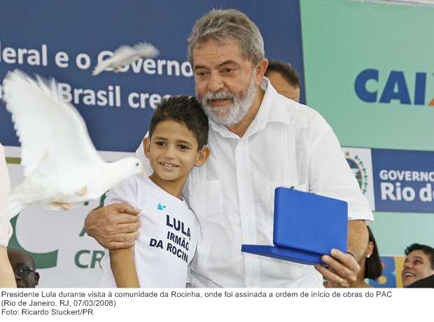 Presidente Lula durante visita à comunidade da Rocinha, onde foi assinada a ordem de início de obras do PAC.