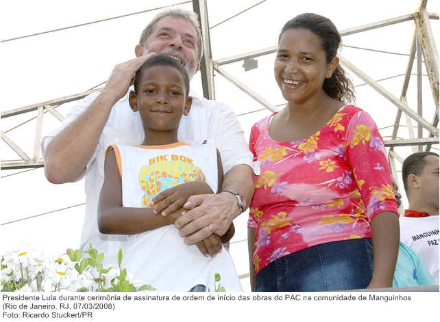 Presidente Lula durante visita à comunidade de Manguinhos, no Rio de Janeiro.
