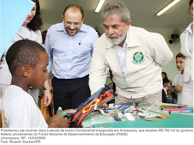Presidente Lula durante visita à escola de ensino fundamental inaugurada em Araraquara, que recebeu R$ 792 mil do governo federal, provenientes do Fundo Nacional de Desenvolvimento da Educação.