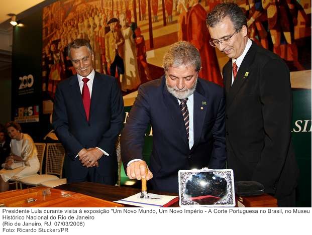 Presidente Lula durante visita à exposição Um Novo Mundo, Um Novo Império - A Corte Portuguesa no Brasil, no Museu Histórico Nacional do Rio de Janeiro.