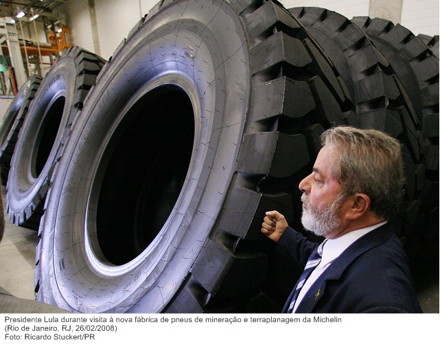 Presidente Lula durante visita à nova fábrica de pneus de mineração e terraplanagem da Michelin.