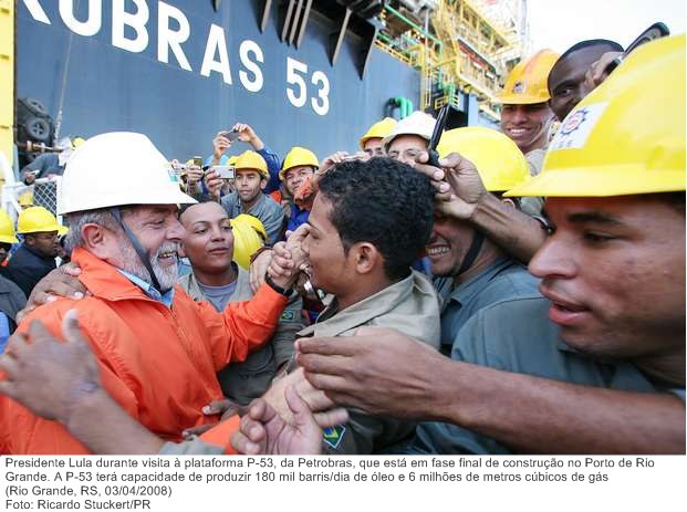 Presidente Lula durante visita à plataforma P-53, da Petrobras, que está em fase final de construção no Porto de Rio Grande.