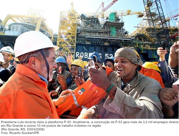 Presidente Lula durante visita à plataforma P-53.