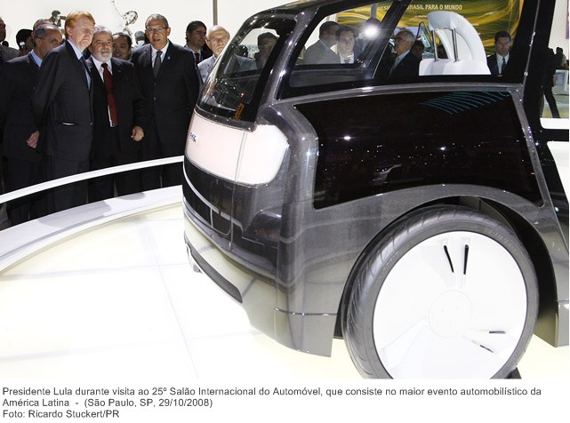 Presidente Lula durante visita ao 25º Salão Internacional do Automóvel, que consiste no maior evento automobilístico da América Latina.
