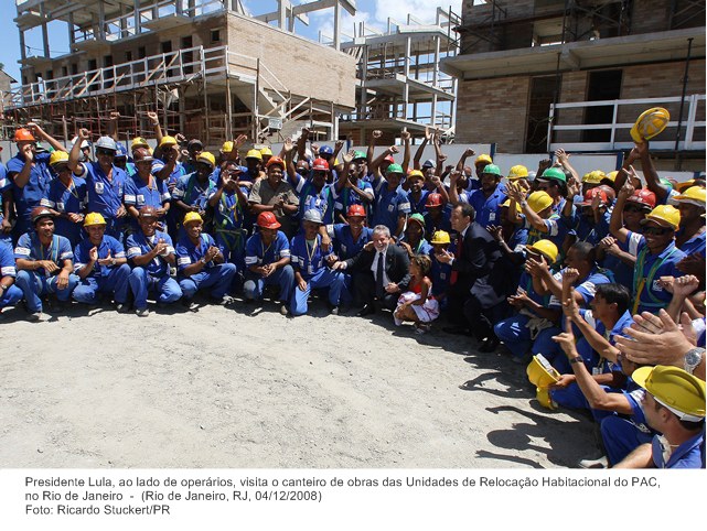 Presidente Lula durante visita ao canteiro de obras das Unidades de Relocação Habitacional do PAC, no Rio de Janeiro.