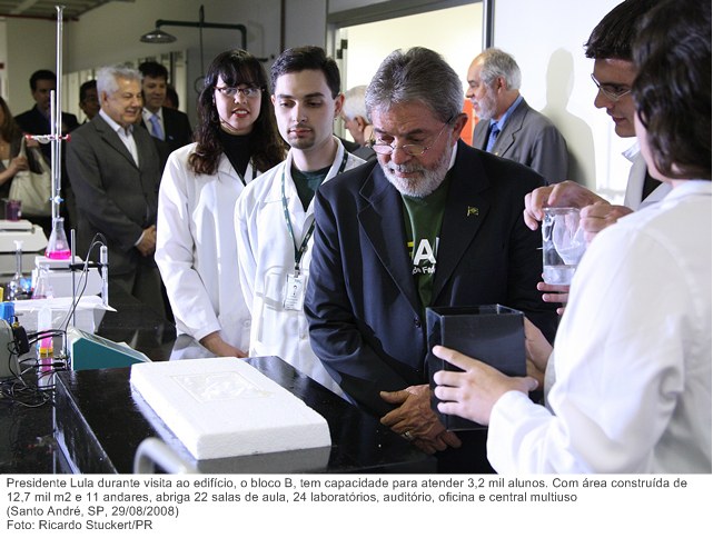 Presidente Lula durante visita ao edifício, o bloco B, tem capacidade para atender 3,2 mil alunos.