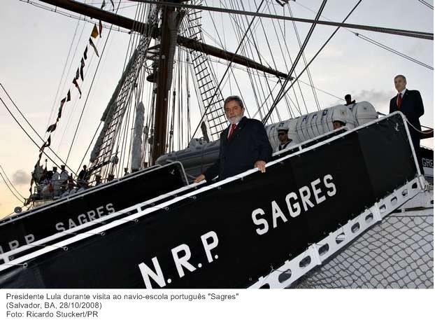 Presidente Lula durante visita ao navio-escola português Sagres.
