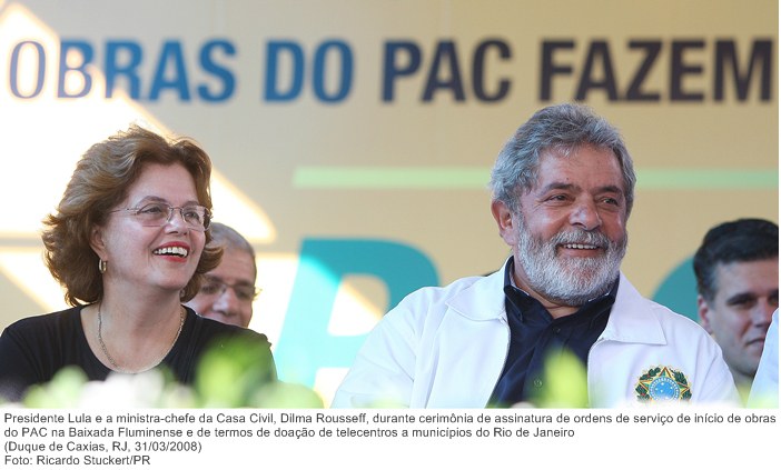 Presidente Lula e a ministra-chefe da Casa Civil, Dilma Rousseff, durante cerimônia de assinatura de ordens de serviço de início de obras do PAC na Baixada Fluminense.