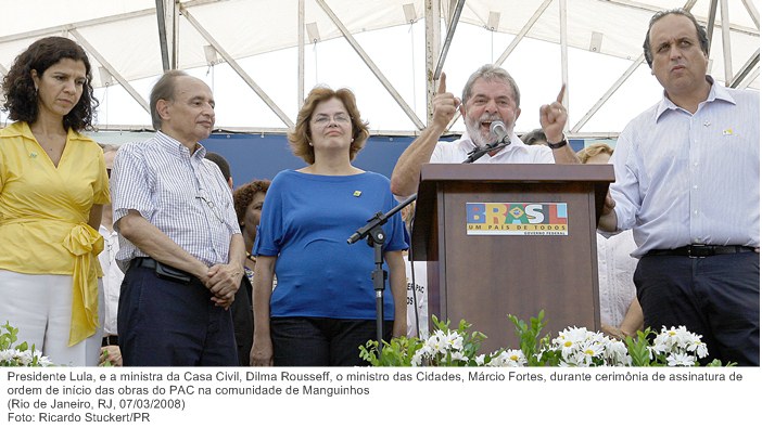 Presidente Lula, e a ministra da Casa Civil, Dilma Rousseff, o ministro das Cidades, Márcio Fortes, durante cerimônia de assinatura de ordem de início das obras do PAC.