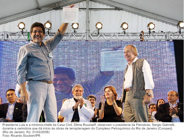 Presidente Lula e a ministra da Casa Civil, Dilma Rousseff, observam o presidente da Petrobras, Sergio Gabrielli, na cerimônia que dá início às obras de terraplanagem do Comperj.