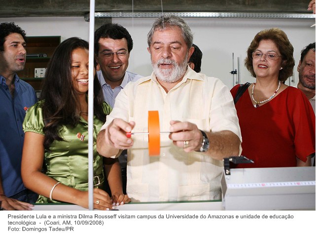 Presidente Lula e a ministra Dilma Rousseff visitam campus da Universidade do Amazonas e unidade de educação tecnológica.