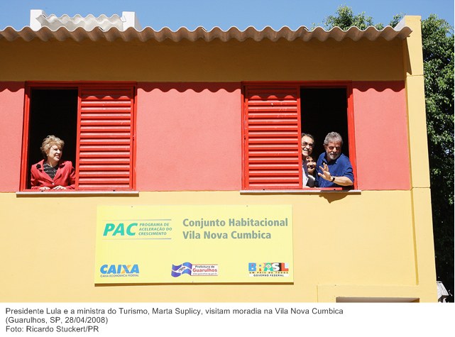 Presidente Lula e a ministra do Turismo, Marta Suplicy, visitam moradia na Vila Nova Cumbica.