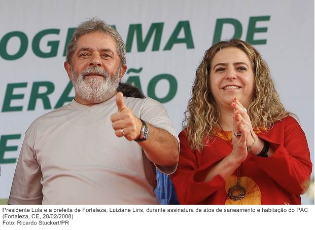 Presidente Lula e a prefeita de Fortaleza, Luiziane Lins, durante assinatura de atos de saneamento e habitação do PAC.