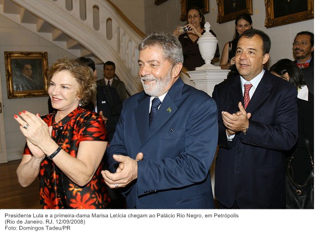 Presidente Lula e a primeira-dama Marisa Letícia chegam ao Palácio Rio Negro, em Petrópolis.
