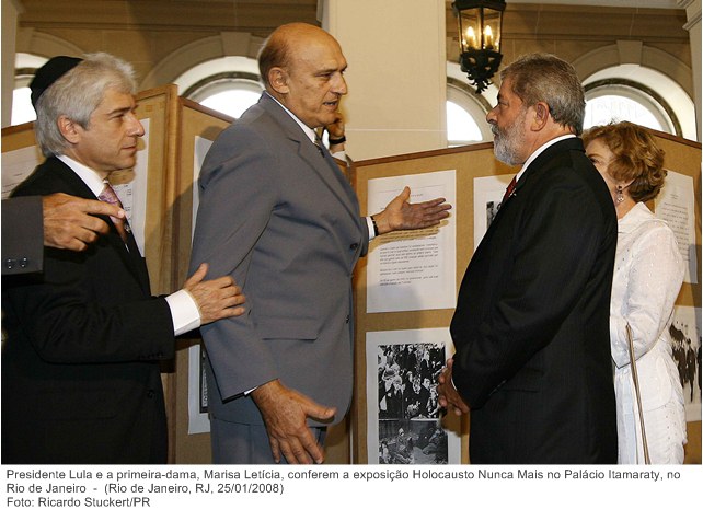 Presidente Lula e a primeira-dama, Marisa Letícia, conferem a exposição Holocausto Nunca Mais no Palácio Itamaraty, no Rio de Janeiro.