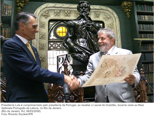 Presidente Lula é cumprimentado pelo presidente de Portugal, ao receber o Laurel de Gratidão, durante visita ao Real Gabinete Português de Leitura.