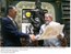 Presidente Lula é cumprimentado pelo presidente de Portugal, ao receber o Laurel de Gratidão, durante visita ao Real Gabinete Português de Leitura.
