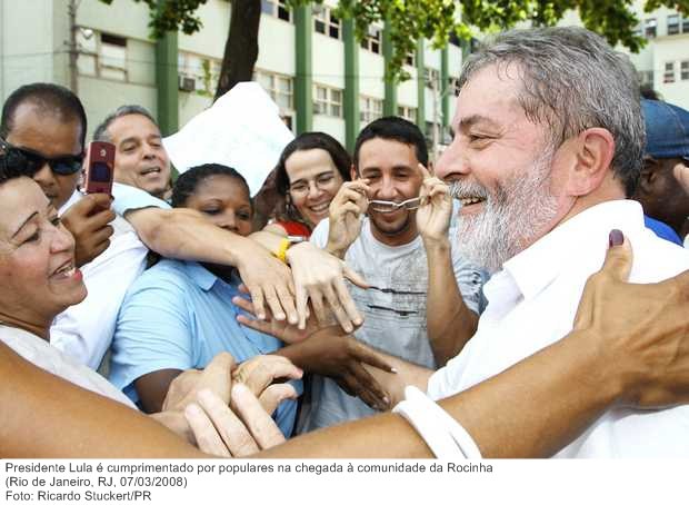 Presidente Lula é cumprimentado por populares na chegada à comunidade da Rocinha.