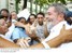 Presidente Lula é cumprimentado por populares na chegada à comunidade da Rocinha.