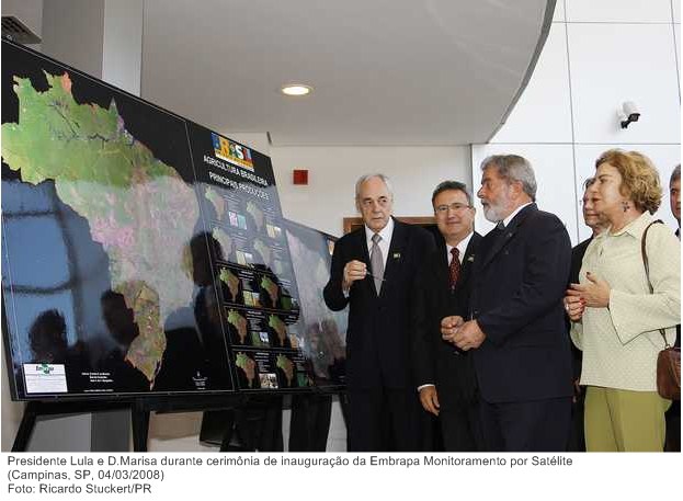Presidente Lula e Dona Marisa durante cerimônia de inauguração da Embrapa Monitoramento por Satélite.