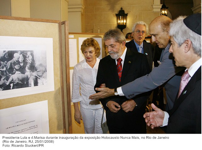 Presidente Lula e Dona Marisa durante inauguração da exposição Holocausto Nunca Mais, no Rio de Janeiro.