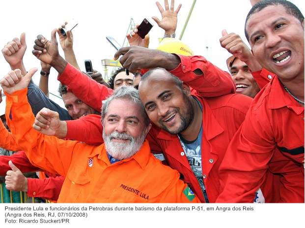 Presidente Lula e funcionários da Petrobras durante batismo da plataforma P-51, em Angra dos Reis.