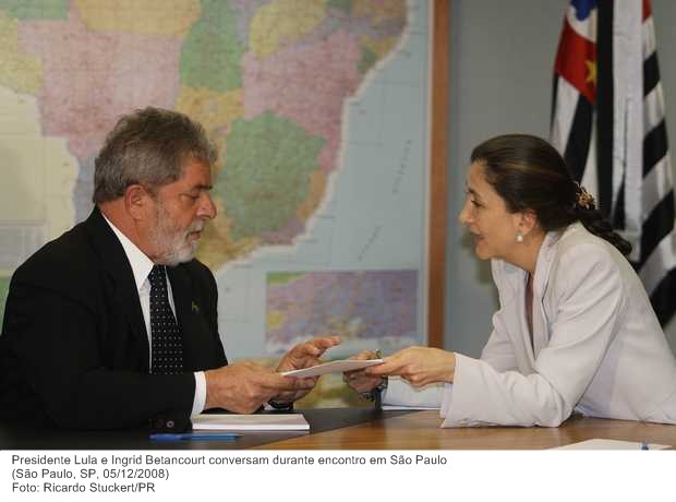 Presidente Lula e Ingrid Betancourt conversam durante encontro em São Paulo.