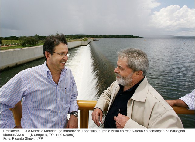 Presidente Lula e Marcelo Miranda, governador de Tocantins, durante visita ao reservatório de contenção da barragem Manuel Alves.