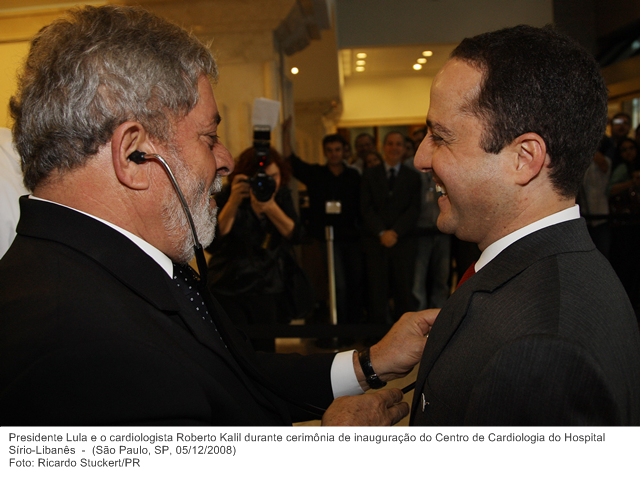 Presidente Lula e o cardiologista Roberto Kalil durante cerimônia de inauguração do Centro de Cardiologia do Hospital Sírio-Libanês.