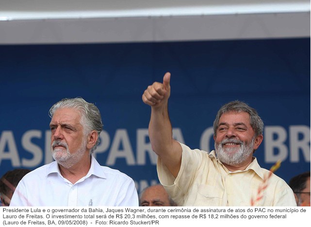 Presidente Lula e o governador da Bahia, Jaques Wagner, durante cerimônia de assinatura de atos do PAC no município de Lauro de Freitas.