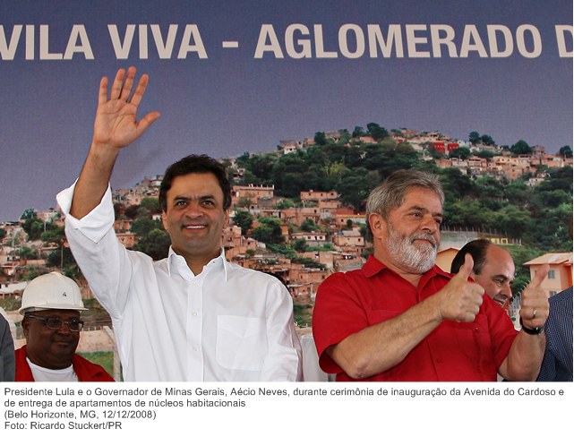 Presidente Lula e o Governador de Minas Gerais, Aécio Neves, durante cerimônia de inauguração da Avenida do Cardoso e de entrega de apartamentos de núcleos habitacionais.