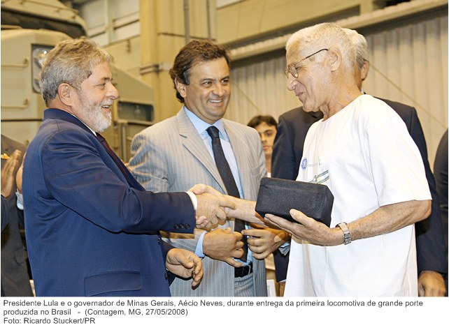 Presidente Lula e o governador de Minas Gerais, Aécio Neves, durante entrega da primeira locomotiva de grande porte produzida no Brasil.