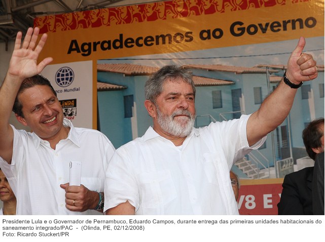 Presidente Lula e o Governador de Pernambuco, Eduardo Campos, durante entrega das primeiras unidades habitacionais do saneamento integrado-PAC.