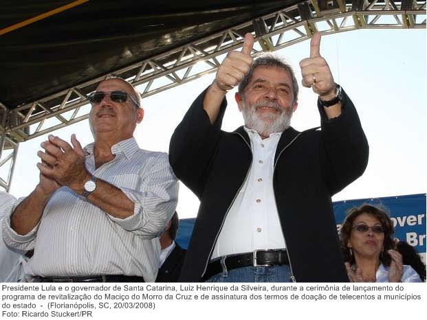 Presidente Lula e o governador de Santa Catarina, Luiz Henrique da Silveira, durante a cerimônia de lançamento do programa de revitalização do Maciço do Morro da Cruz.