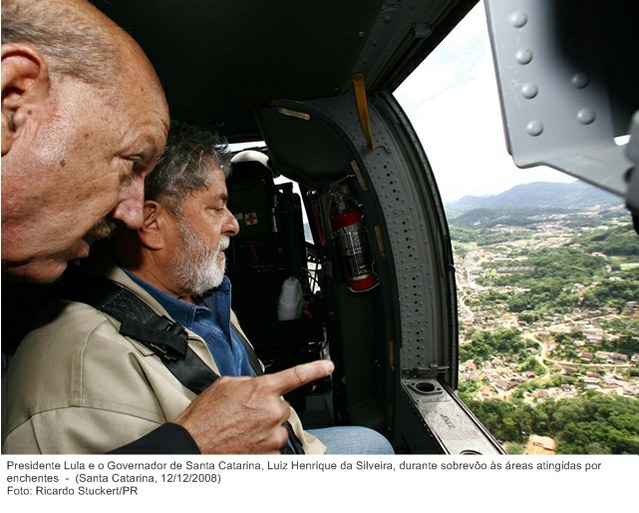 Presidente Lula e o Governador de Santa Catarina, Luiz Henrique da Silveira, durante sobrevôo às áreas atingidas por enchentes.