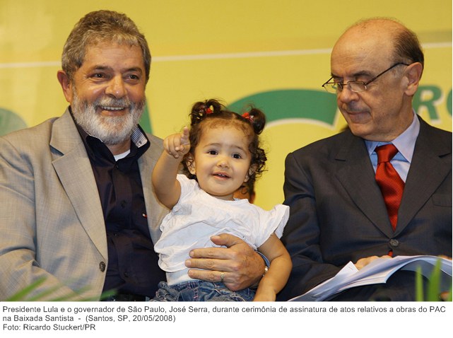 Presidente Lula e o governador de São Paulo, José Serra, durante cerimônia de assinatura de atos relativos a obras do PAC na Baixada Santista .