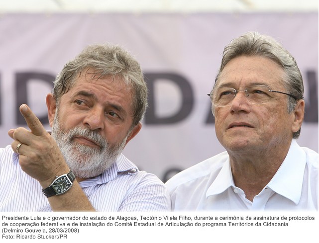 Presidente Lula e o governador do estado de Alagoas, Teotônio Vilela Filho, durante a cerimônia de assinatura de protocolos de cooperação federativa.