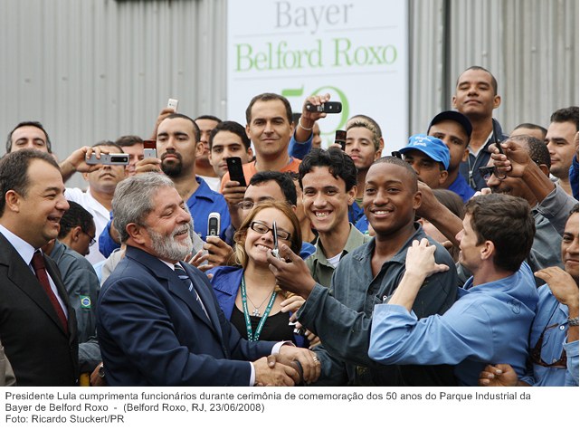 Presidente Lula e o governador do Rio de Janeiro, Sérgio Cabral, cumprimentam funcionários da Bayer de Belford Roxo.