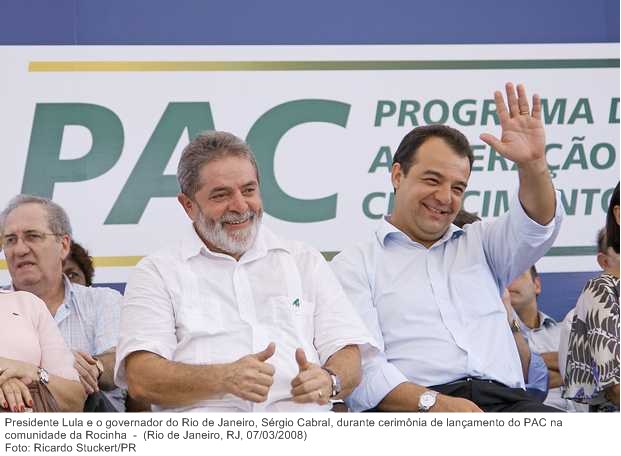 Presidente Lula e o governador do Rio de Janeiro, Sérgio Cabral, durante cerimônia de lançamento do PAC na comunidade da Rocinha.
