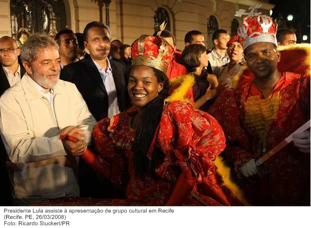 Presidente Lula e o governador Eduardo Campos assistem à apresentação de grupo cultural em Recife.