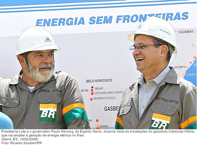 Presidente Lula e o governador Paulo Hartung, do Espirito Santo, durante visita às instalações do gasoduto Cabiúnas-Vitória, que vai ampliar a geração de energia elétrica no País.
