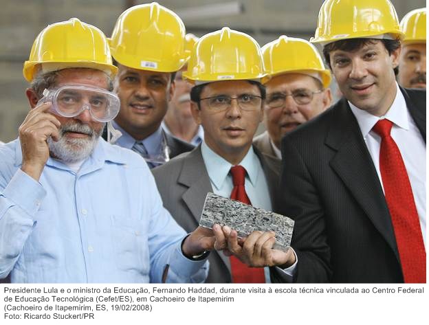 Presidente Lula e o ministro da Educação, Fernando Haddad, durante visita à escola técnica vinculada ao Centro Federal de Educação Tecnológica (Cefet-ES), em Cachoeiro de Itapemirim.