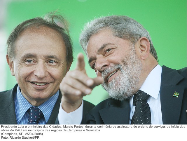 Presidente Lula e o ministro das Cidades, Marcio Fortes, durante cerimônia de assinatura de ordens de serviços de início das obras do PAC em municípios das regiões de Campinas e Sorocaba.