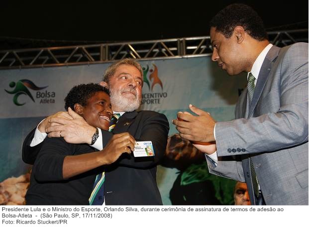 Presidente Lula e o Ministro do Esporte, Orlando Silva, durante cerimônia de assinatura de termos de adesão ao Bolsa-Atleta.