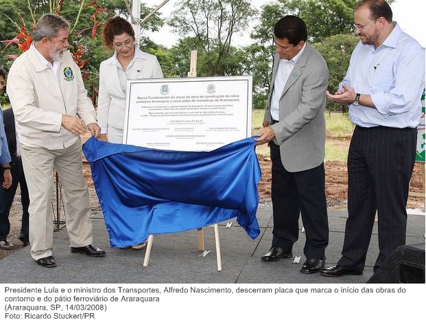Presidente Lula e o ministro dos Transportes, Alfredo Nascimento, descerram placa que marca o início das obras do contorno e do pátio ferroviário de Araraquara.