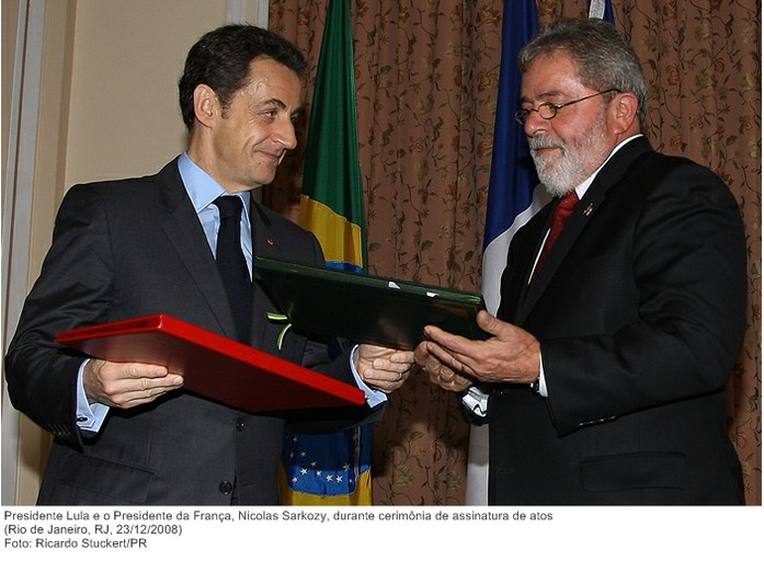 Presidente Lula e o Presidente da França, Nicolas Sarkozy, durante cerimônia de assinatura de atos.