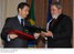 Presidente Lula e o Presidente da França, Nicolas Sarkozy, durante cerimônia de assinatura de atos.