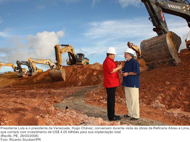 Presidente Lula e o presidente da Venezuela, Hugo Chávez, conversam durante visita às obras da Refinaria Abreu e Lima.